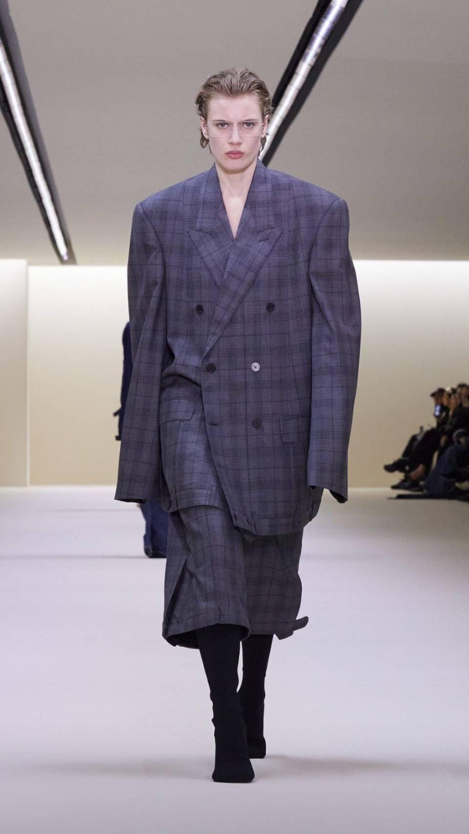 Look Koleksi Balenciaga Di Pfw Klasik