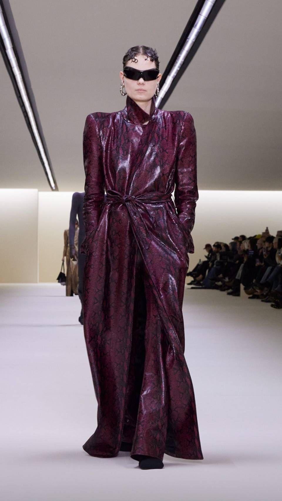 Look Koleksi Balenciaga Di Pfw Klasik