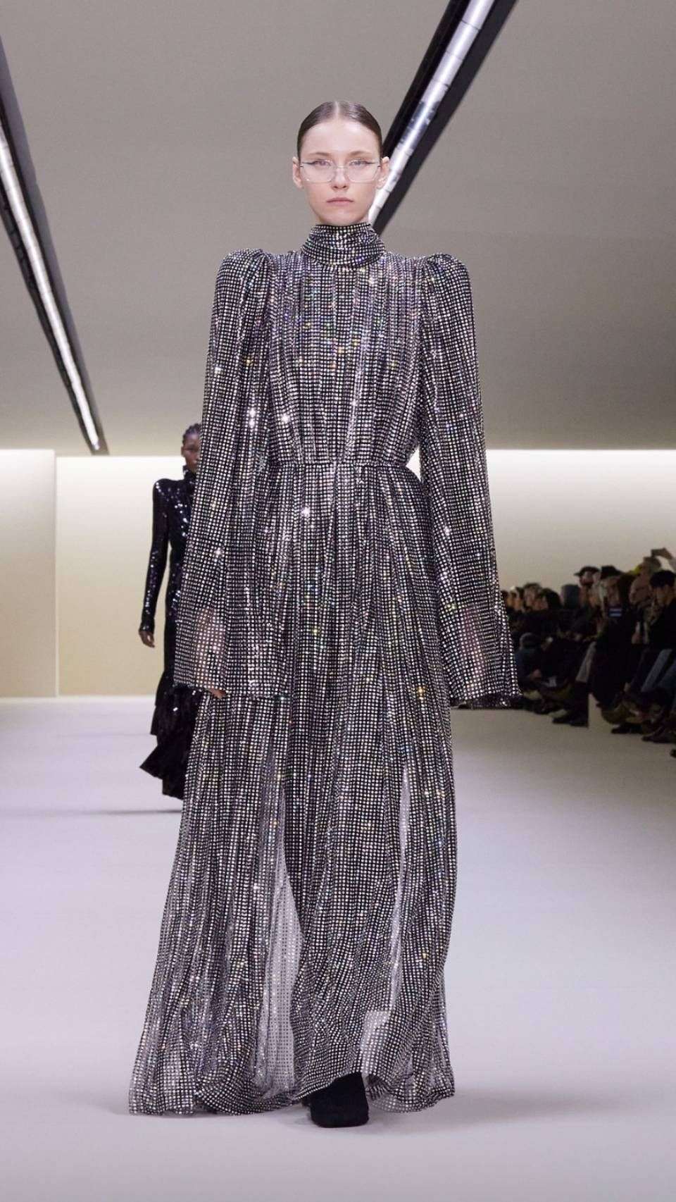 Look Koleksi Balenciaga Di Pfw Klasik