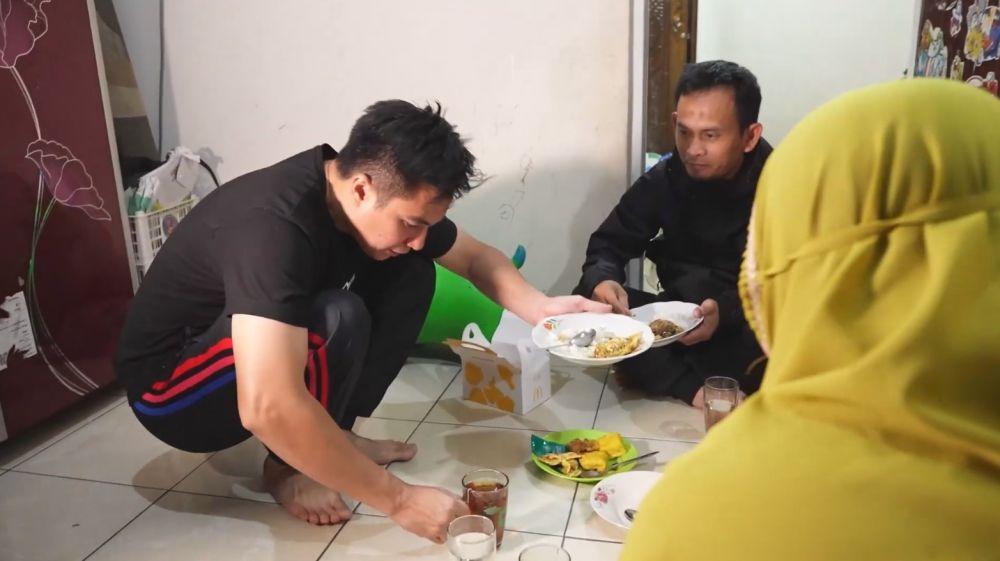 10 Potret Baim Wong Numpang Sahur Di Rumah Orang Hangat