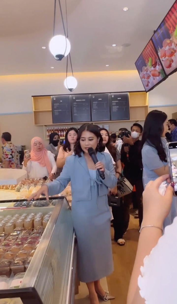 Potret Toko Kue Baru Prilly Latuconsina Ala Cafe Eropa