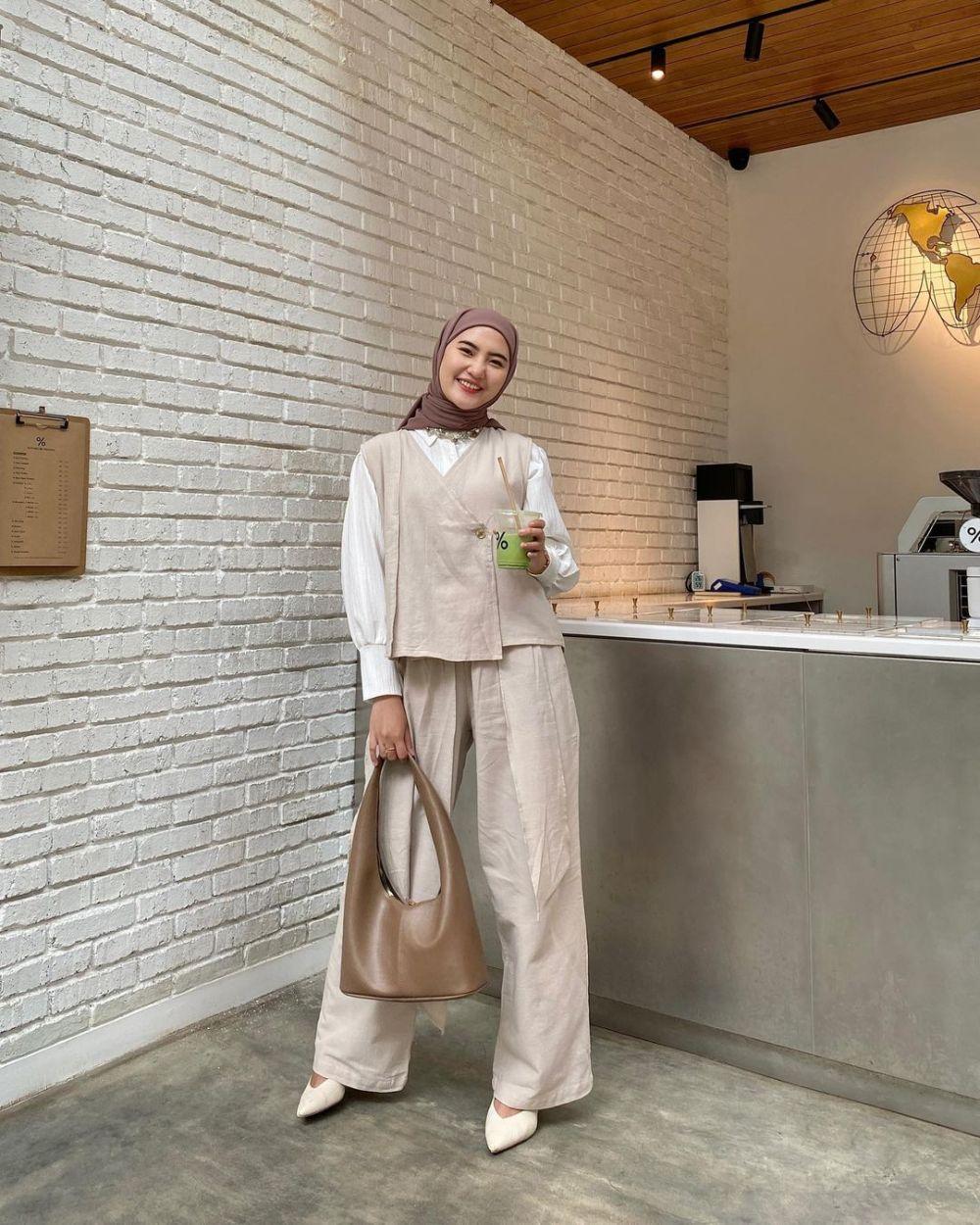 Inspirasi Outfit Earth Tone Ala Intan Ghazella Bikin Adem