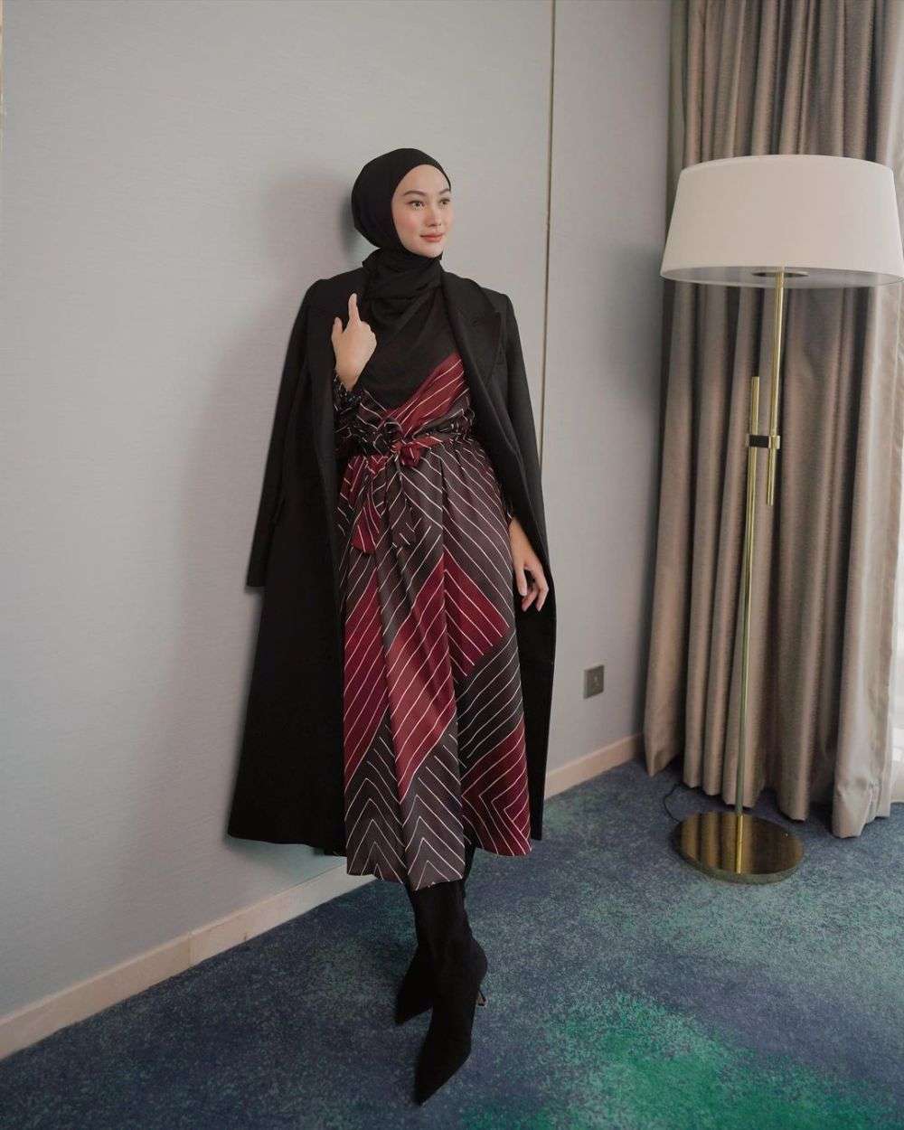 Inspirasi Outfit Hijab Blazer Ala Indah Nada Puspita