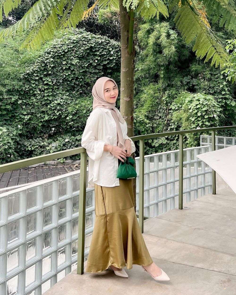 9 Inspirasi Outfit Rok Ala Azizah Limi Trendi