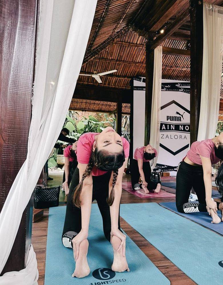 Potret Debi Sagita Saat Olahraga Yoga Makin Body Goals