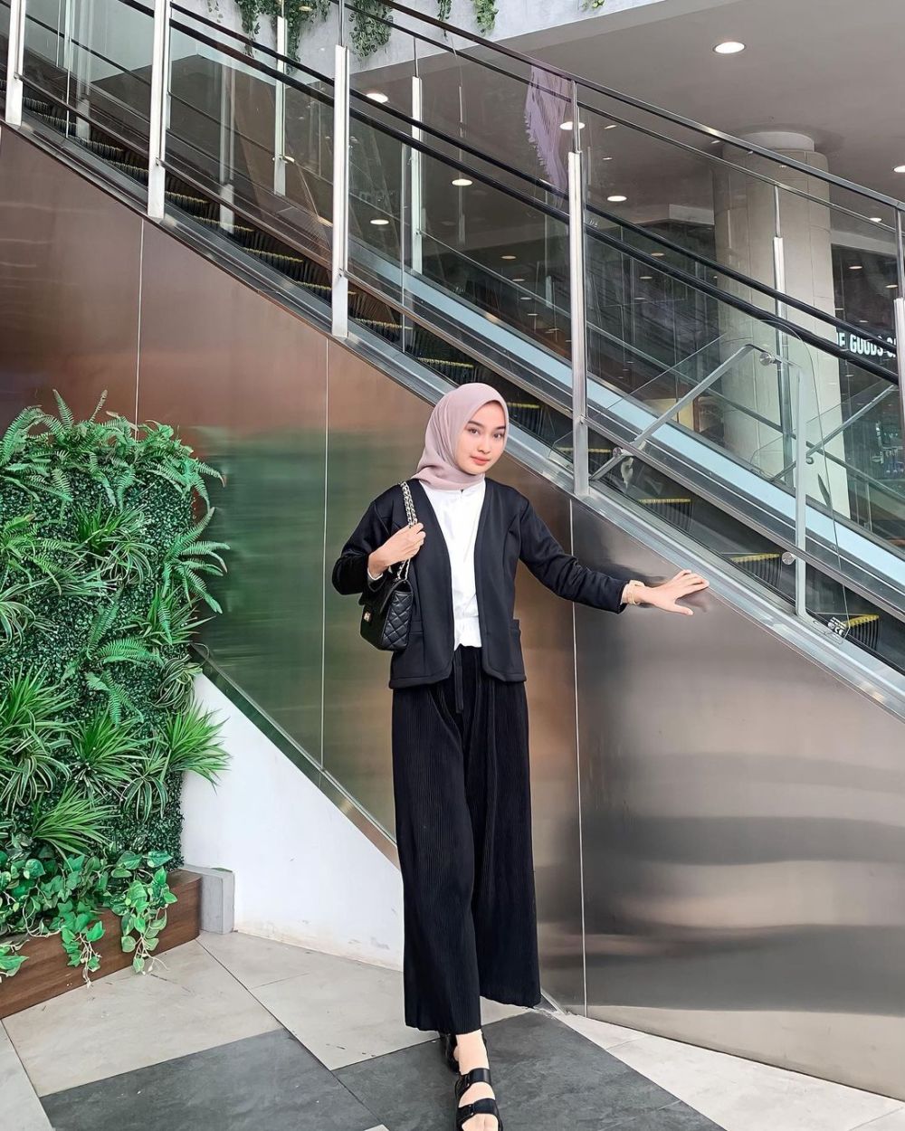 9 Ide Outfit Hitam Ala Qolby Fithri Nuraghniya Catchy Abis