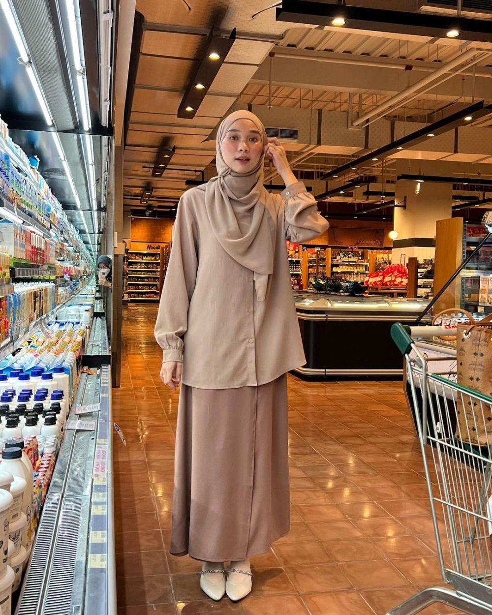 Gaya OOTD Berbelanja Ala Astri Ratnasari Anggun Banget