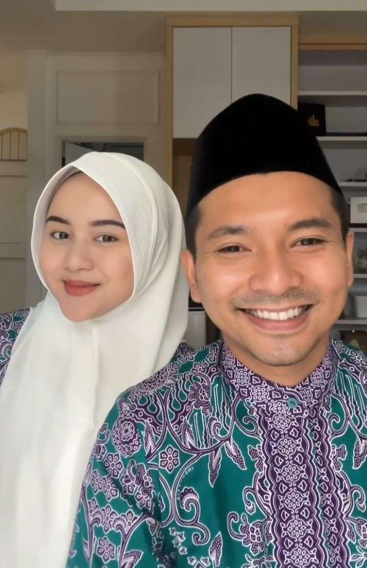 7 Potret Alifhia Fitri Dan Reza Surya Tunaikan Haji