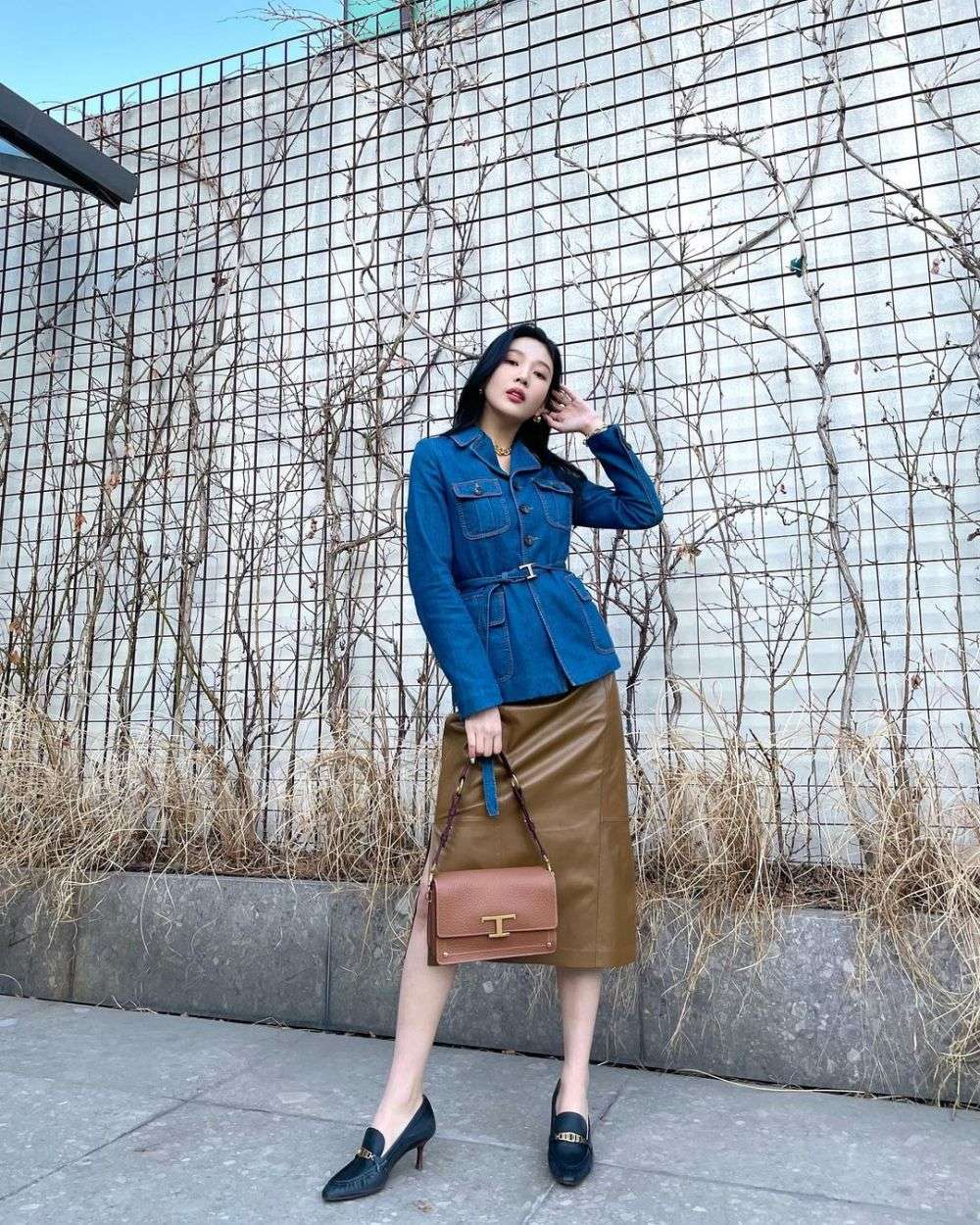 10 Inspirasi Outfit Dengan Midi Skirt Ala Joy Red Velvet