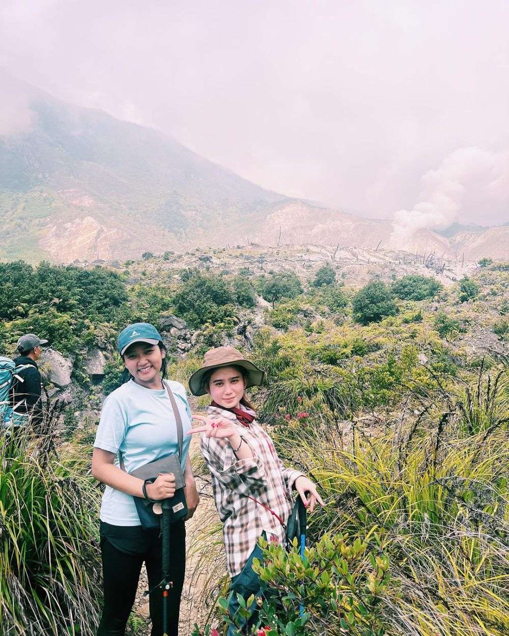 Momen Tissa Biani Mendaki Gunung Papandayan Seru Banget