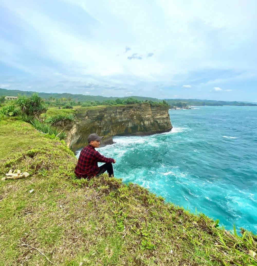 Pantai Karang Bolong Pacitan