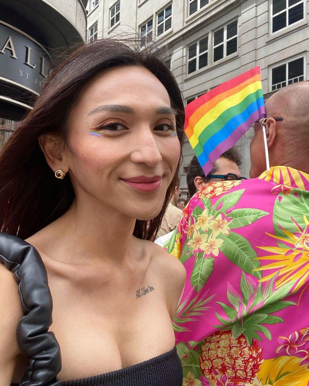 7 Potret Dena Rachman Rayakan Hari Kebebasan LGBT Di London