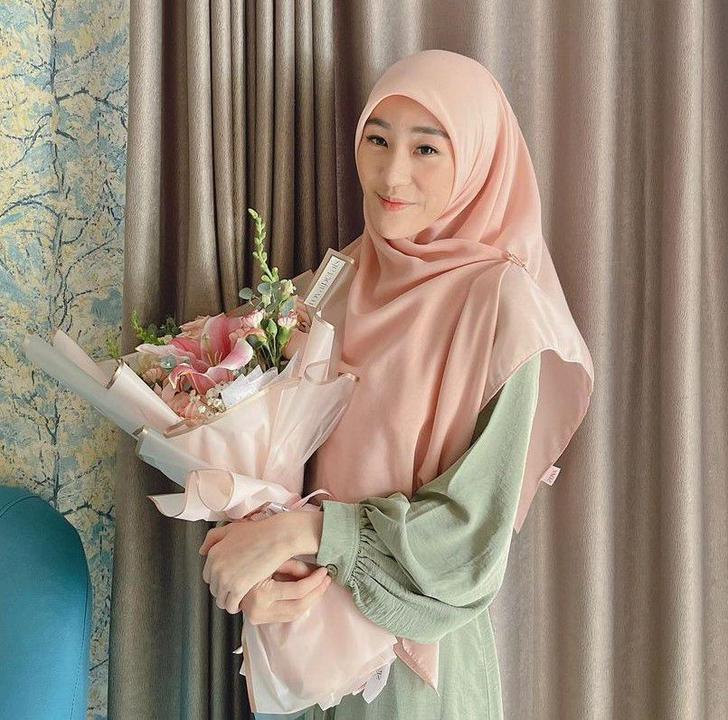 Warna Jilbab Yang Cocok Dipadukan Baju Hijau Sage