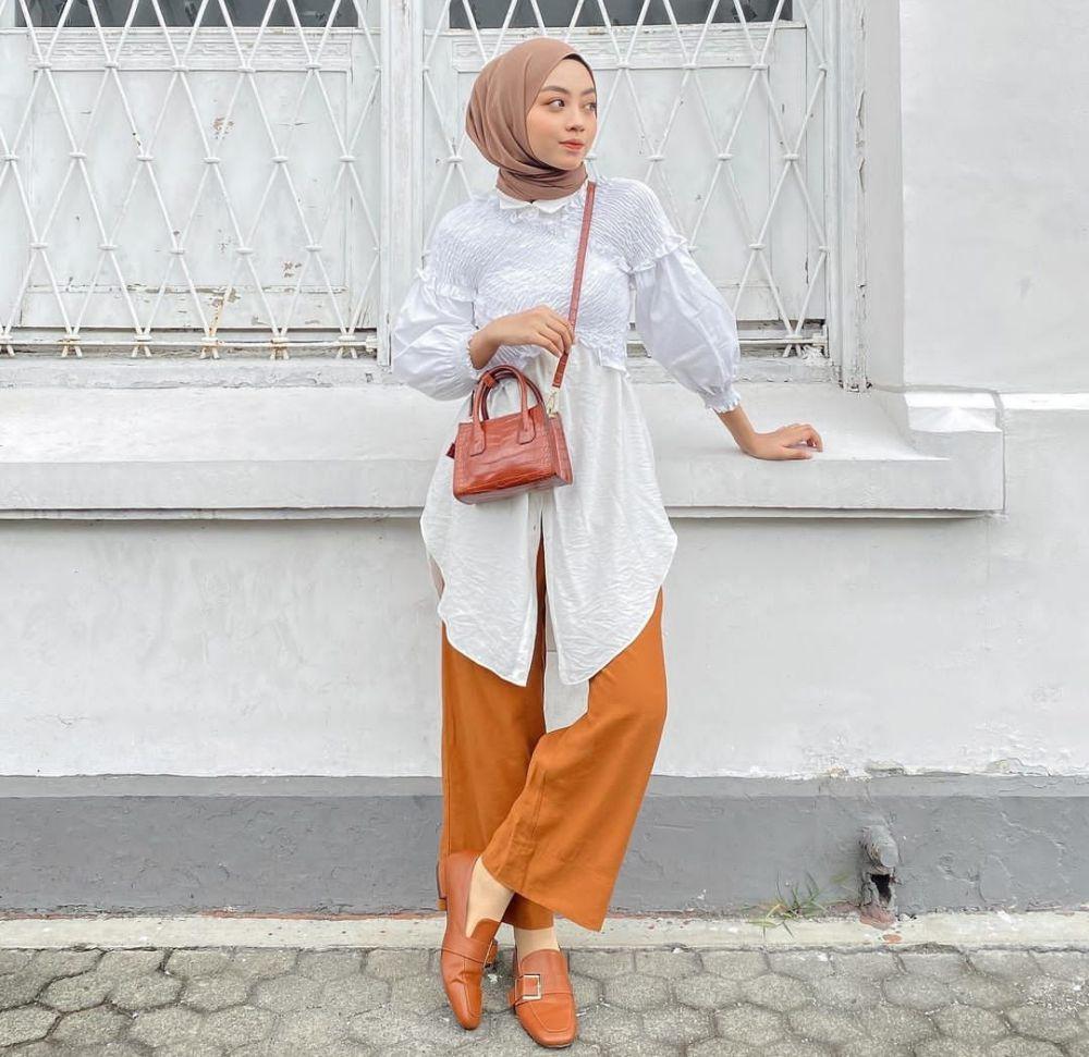 Inspirasi Outfit Atasan Putih Ala Meirani Amalia Putri