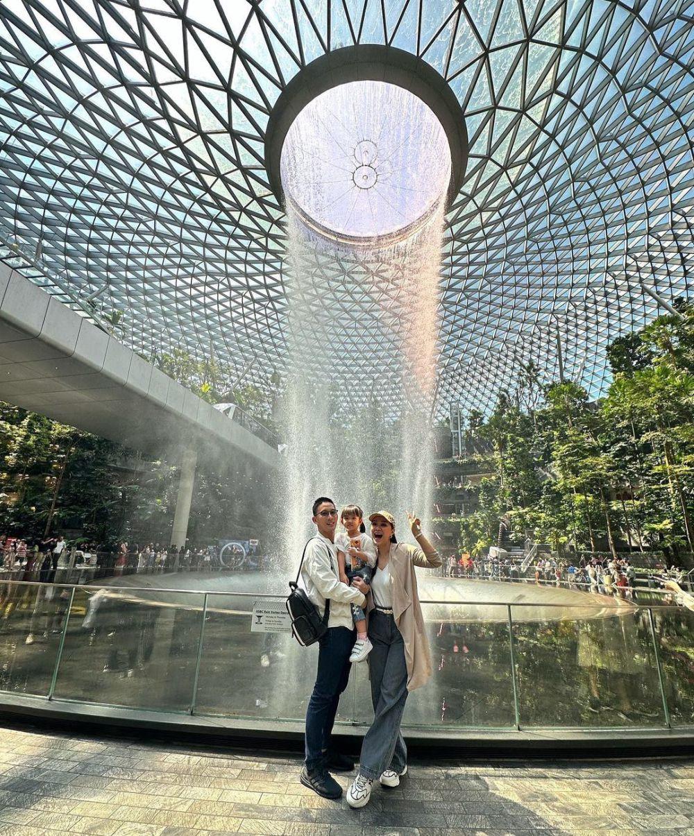 Seleb Berpose Di Changi Airport Air Terjun Spot Favorit