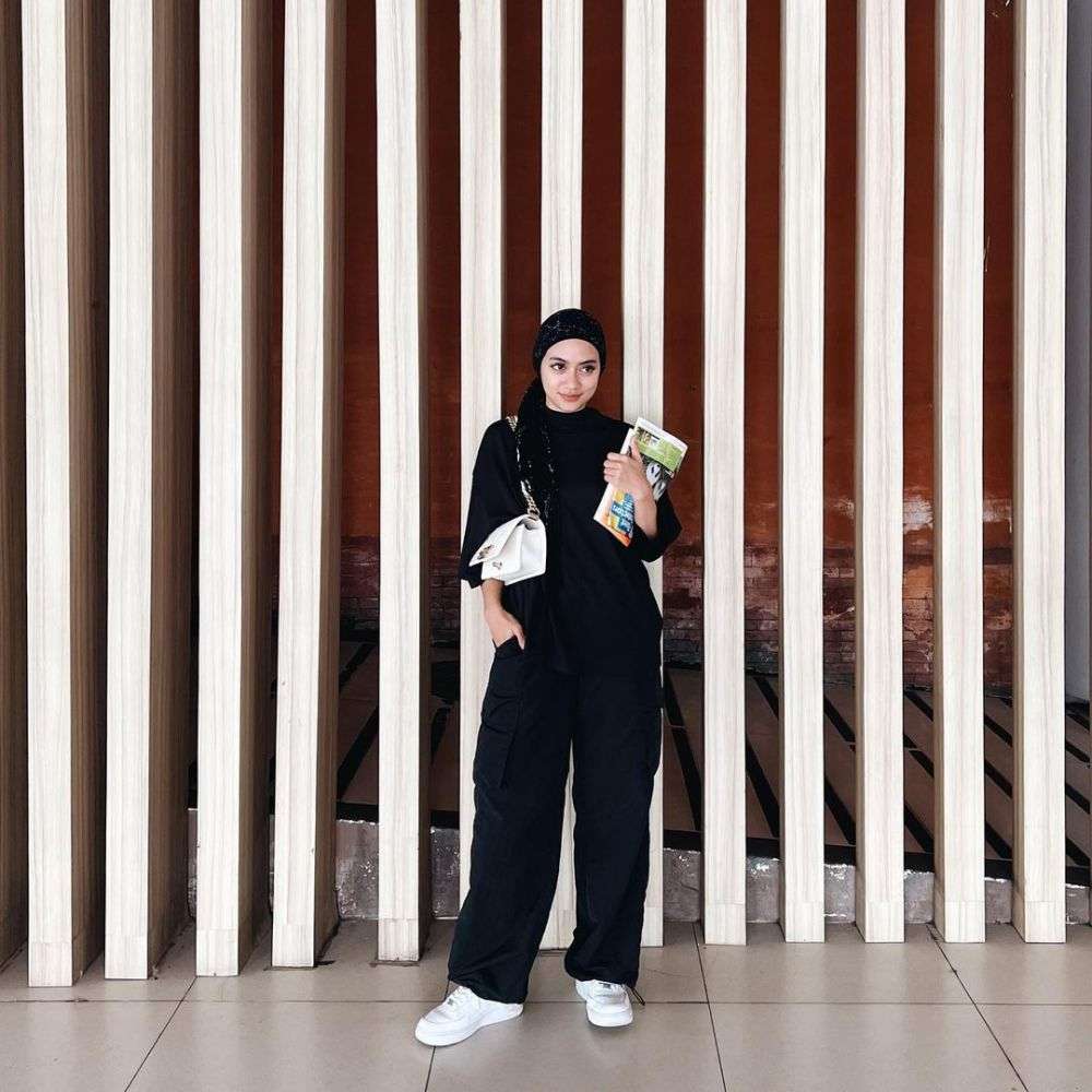 10 Ide Outfit Monokrom Dengan Hijab Turban Ala Ayudia