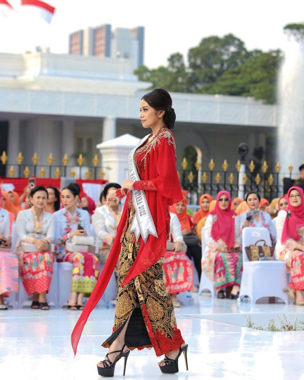 Potret Finalis Puteri Indonesia Tampil Di Istana Berkebaya