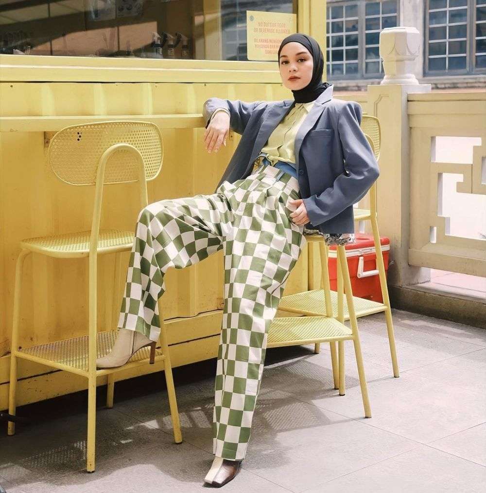 8 Inspirasi Outfit Pakai Celana Bermotif Ala Tantri Namirah