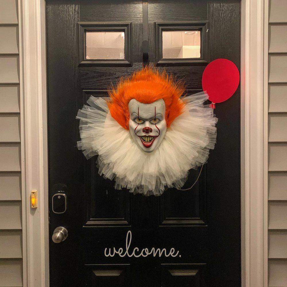 Dekorasi Pintu Rumah Bertema Halloween Ada Muka Pennywise