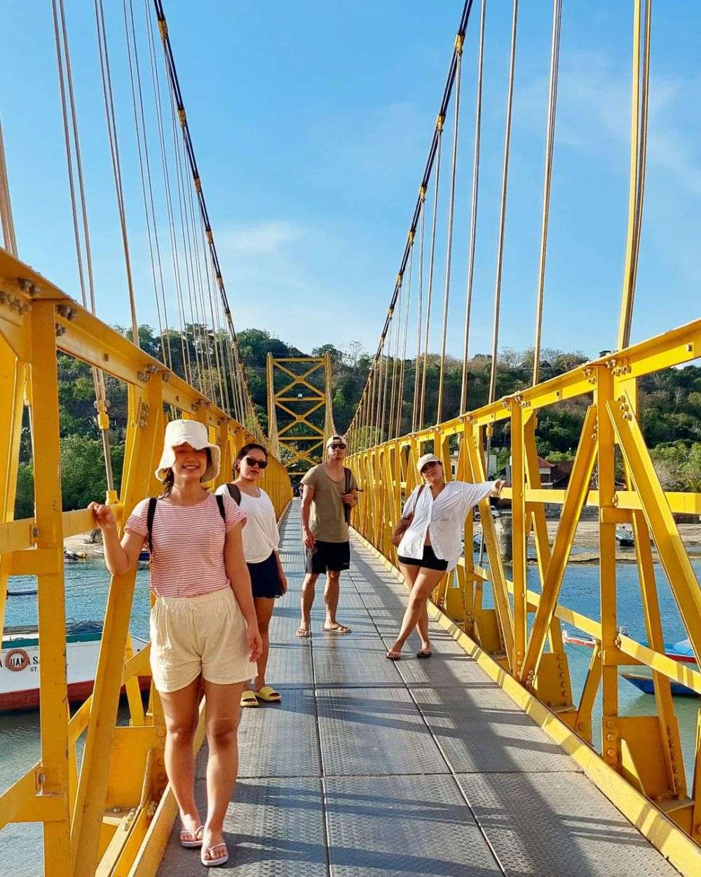 Jembatan Kuning Spot Ikonik Nusa Lembongan Yang Menawan Hati