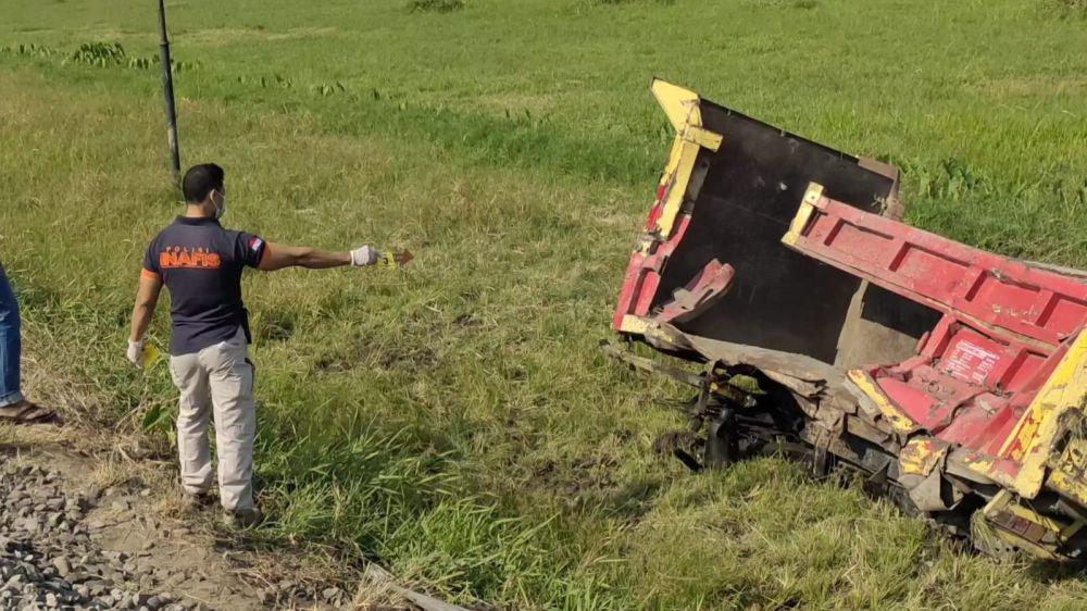 Truk Di Kediri Tertabrak Kereta Api Terseret 500 Meter