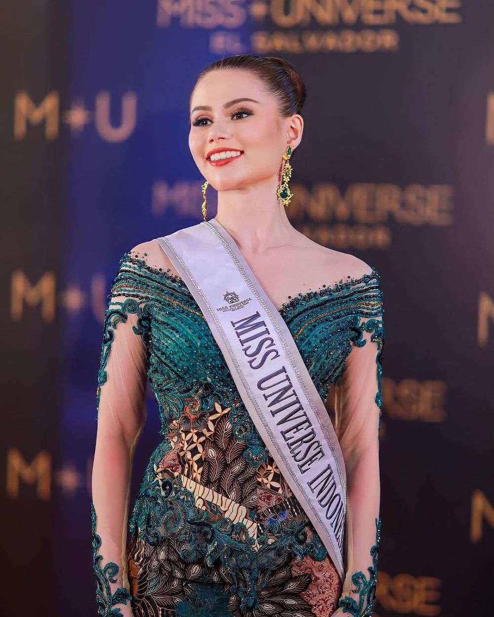 Potret Fabienne Nicole Pakai Kebaya Di Miss Universe