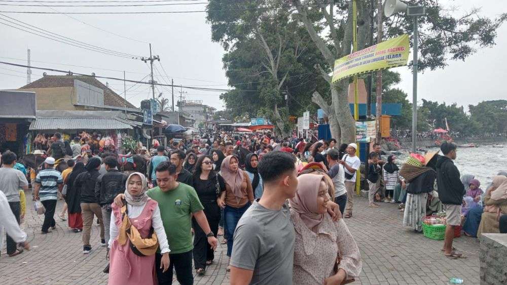 Lebih Dari Ribu Wisatawan Kunjungi Telaga Sarangan