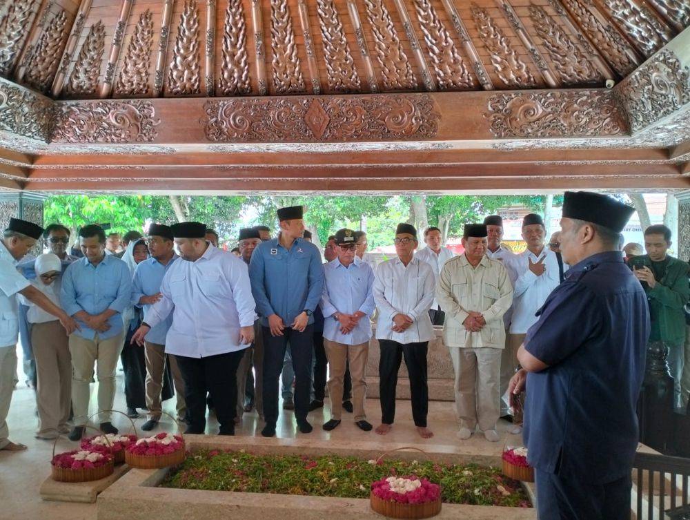 Prabowo Subianto Berziarah Ke Makam Bung Karno Di Blitar