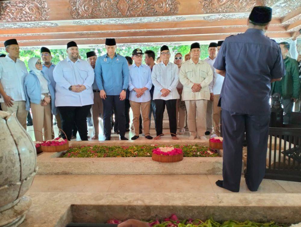 Prabowo Subianto Berziarah Ke Makam Bung Karno Di Blitar