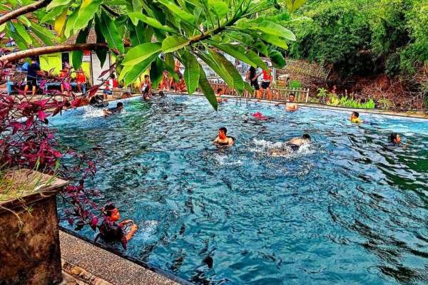 Info Umbul Brintik Klaten Sensasi Berenang Sembari Terapi