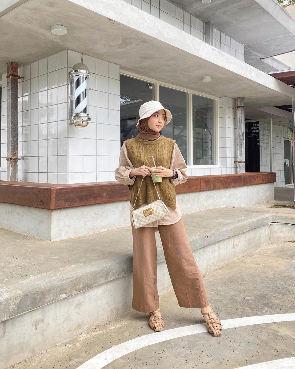 Ootd Hijab Dengan Bucket Hat Ala Meirani Amalia