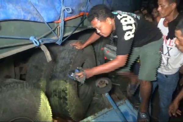 Truk Trailer Bergerak Mundur Di Ngawi Kernet Terlindas