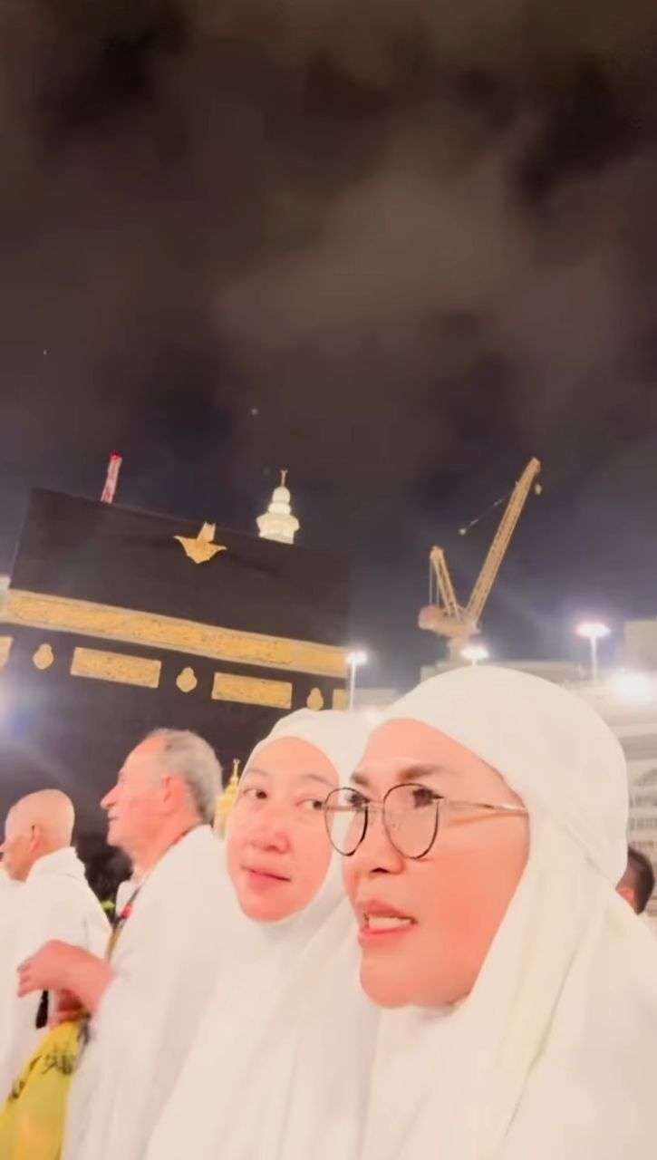 Potret Umi Kalsum Umrah Bareng Calon Besan Akrab