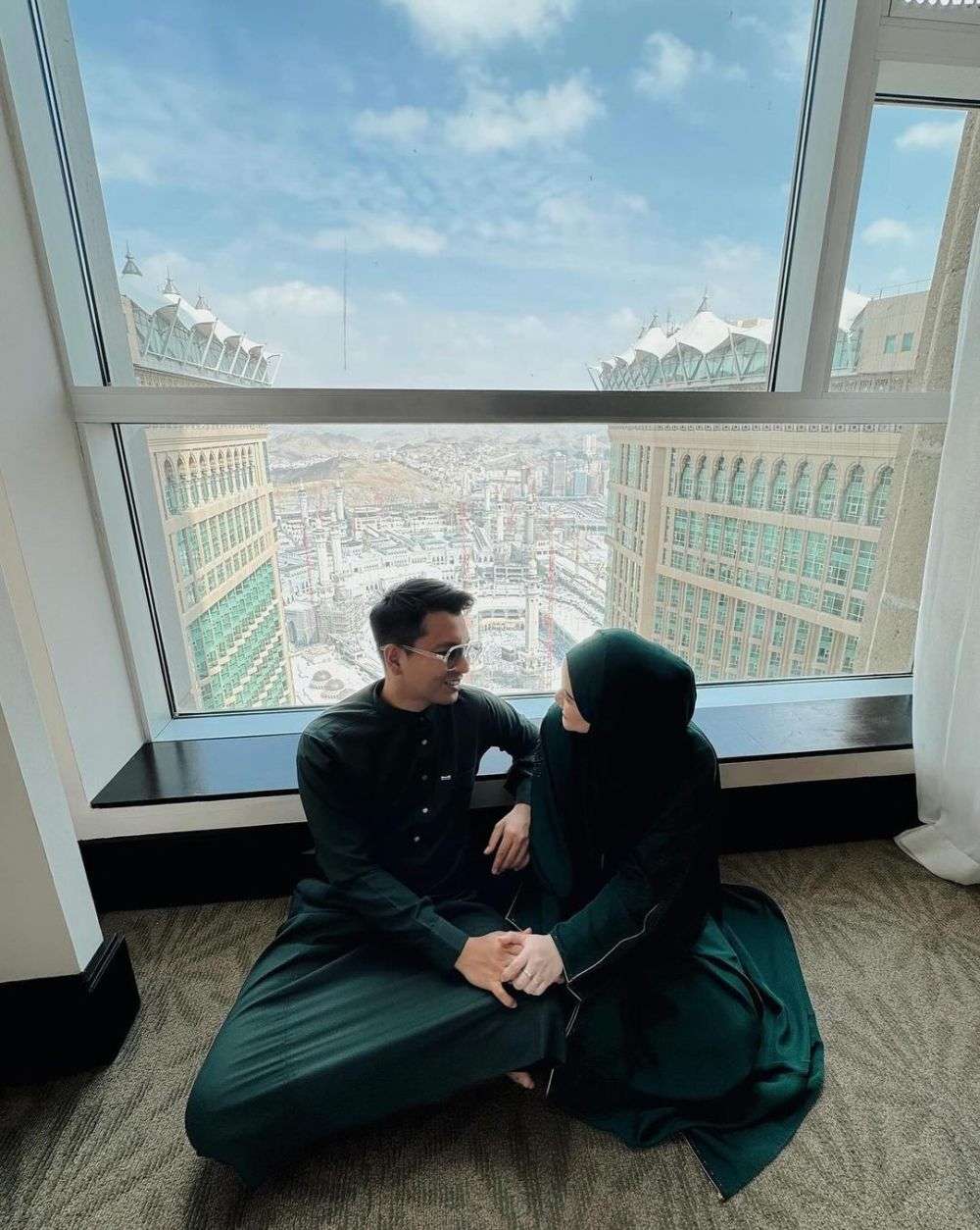 Momen Babymoon Alifhia Fitri Dan Reza Surya Umrah Bareng