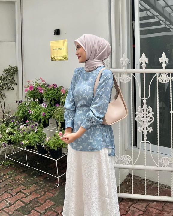 Ide Outfit Feminim Dengan Warna Soft Blue Untuk Kulit Cool