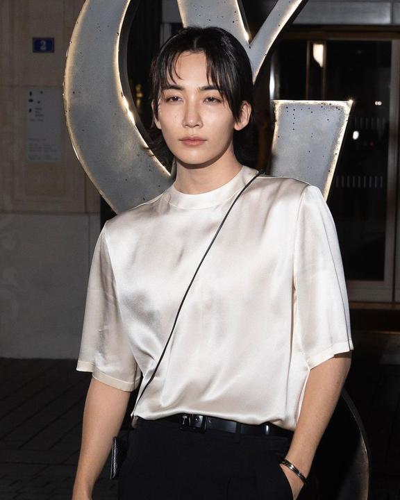 7 Potret Jeonghan SEVENTEEN Di Paris Fashion Week