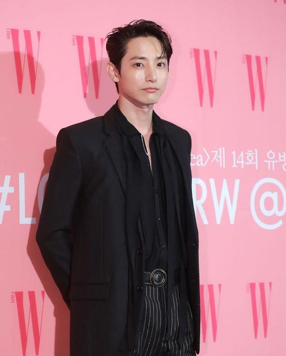 Inspirasi Padu Padan Blazer Ala Lee Soo Hyuk Elegan