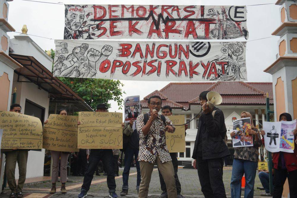 Massa Demo Putusan Mk Di Kpu Diy Serukan Oposisi Rakyat