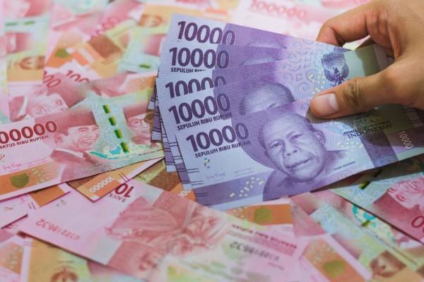 Rupiah Terus Melemah Dekati Rp16 000 Per Dolar AS