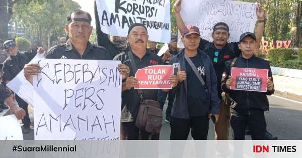 Tolak Ruu Penyiaran Puluhan Wartawan Jalan Mundur