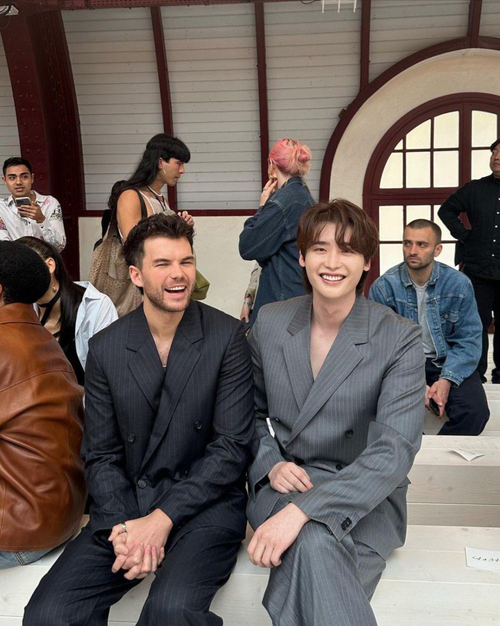 Potret Lee Jong Suk Dan Luke Newton Bridgerton Di Loewe