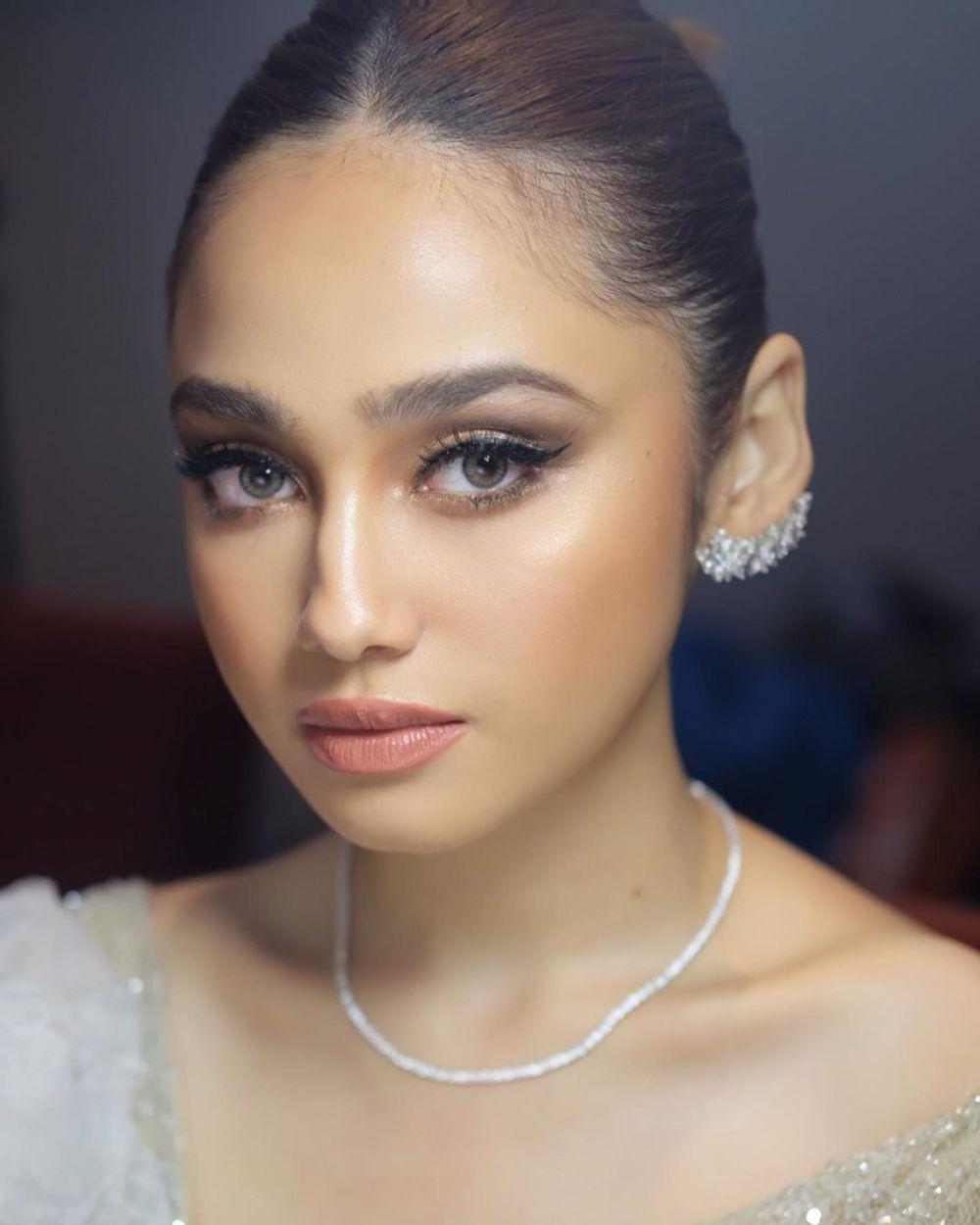 Inspirasi Makeup Kondangan Ala Syifa Hadju Elegan