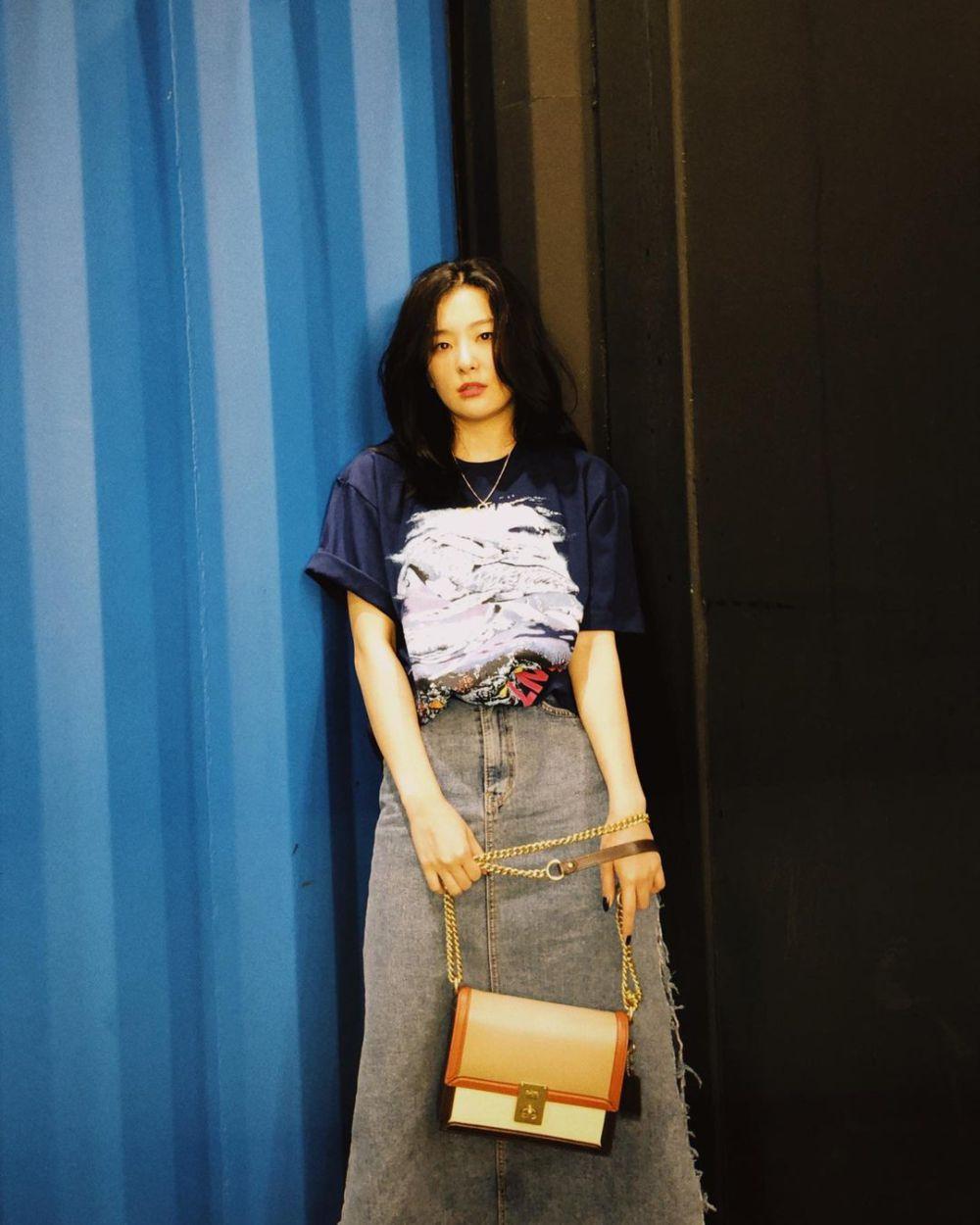 Padu Padan T Shirt Hitam Ala Seulgi Red Velvet