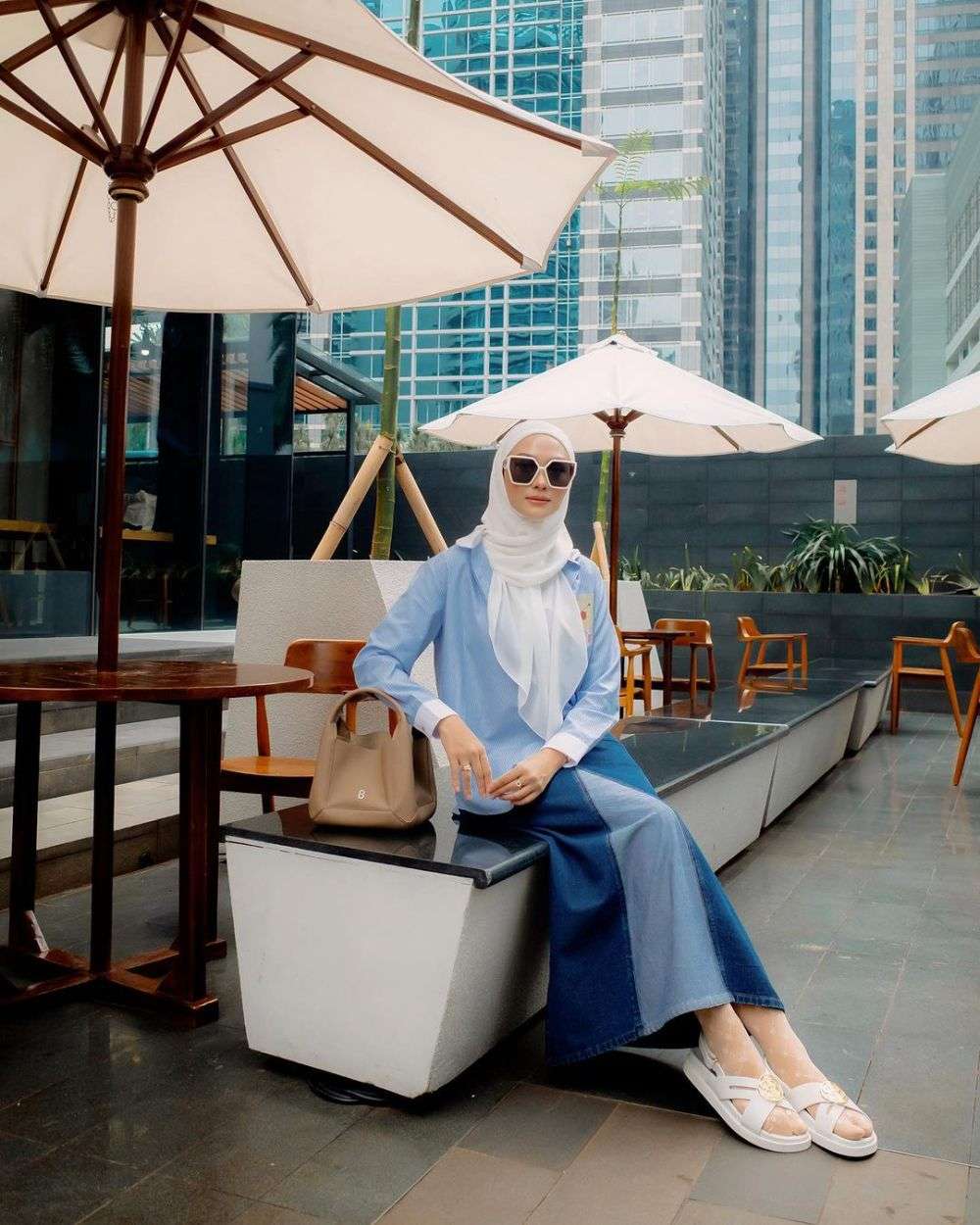 Inspirasi Outfit Nuansa Biru Ala Indah Nada Puspita