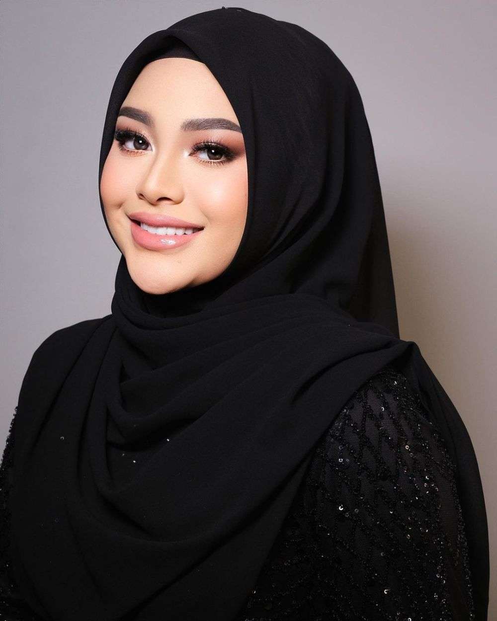 9 Ide Makeup Look Aurel Hermansyah Untuk Hadiri Acara Resmi