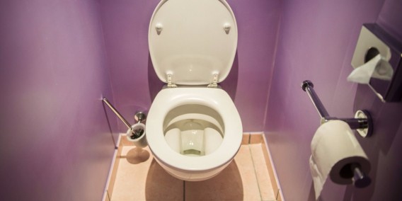 Biar Gak Tertular Penyakit, Ikuti 8 Tips Pakai Toilet Umum Ini Mulai Sekarang!
