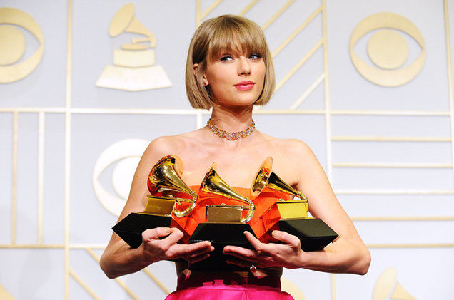 grammys-2016-taylor-swift-backstage-awards-billboard-650-5bf49636b8d494ee711681f17f0bde69.jpg