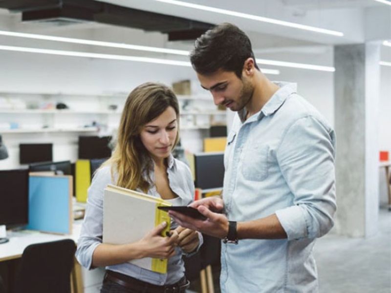 employees-studying-benefit-package-750x563-3faa03ba35dd560554fdc25e4c07e659.jpg