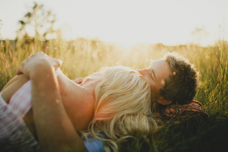 Симпатичная девушка совокупляется с любовником на траве