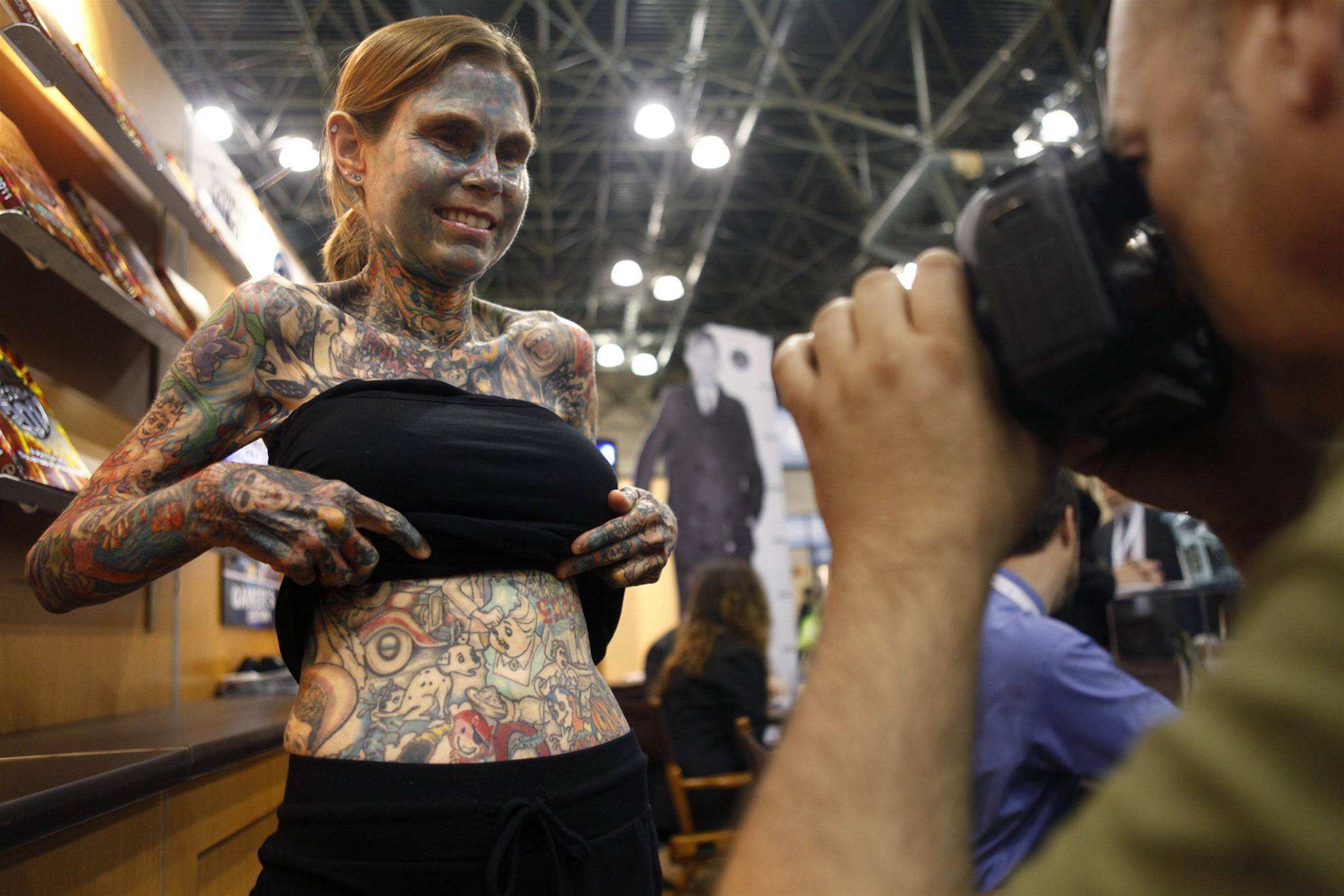 Татуированная зазноба оголяет свое тело после глажки белья